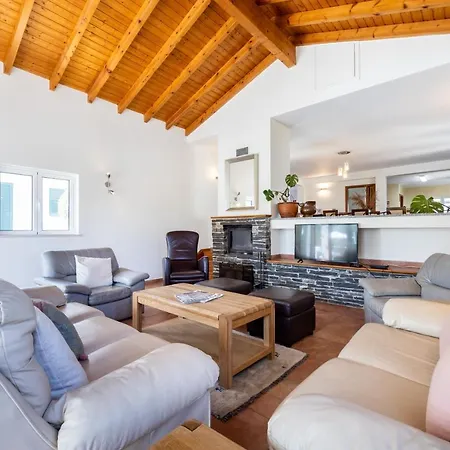 Casa - Spacious Family With Great Outdoors!