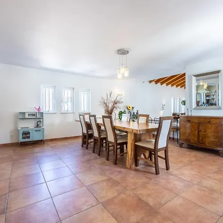 Villa Casa - Spacious Family With Great Outdoors! *