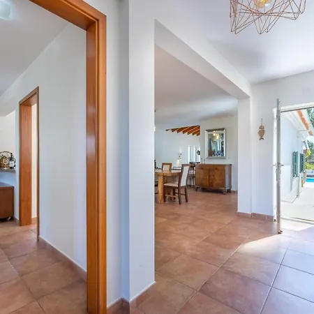 Villa Casa - Spacious Family With Great Outdoors!